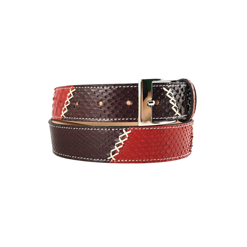 curea din piele de piton rosu si maro catarama metalica vedere din stanga